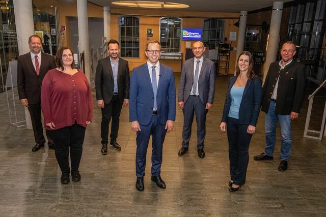 Die Mitglieder des Pregartner Stadtrates (von links): Alexander Skrzipek, Alexandra Hofstadler (beide SPÖ), Florian Grugl, Bürgermeister Fritz Robeischl, Werner Philipp, Bettina Gammer und Stefan Walch (alle ÖVP). | Foto: Erwin Pils