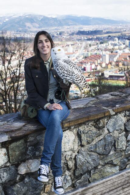 Antonia Braschel mit Schneeeule "Flaumi" 
 | Foto: Meisenpixel