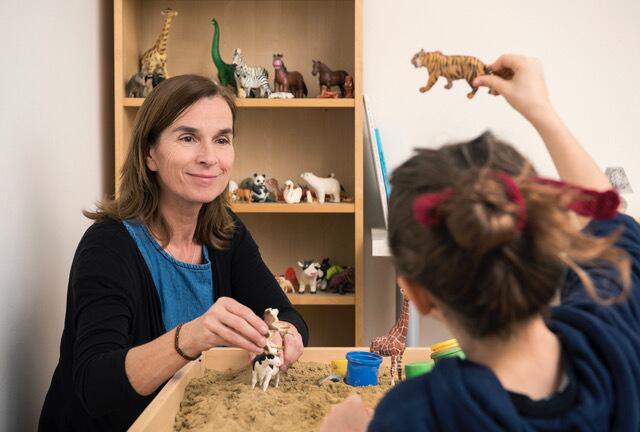 Auch durch Fluchterfahrungen traumatisierte Kinder und Jugendliche werden bei Hemayat betreut. | Foto: Katharina Gossow