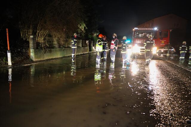 Die Feuerwehr rückte in der Nacht aus und sorgte dafür, dass die Straße wieder befahrbar wird. | Foto: laumat.at/Matthias Lauber