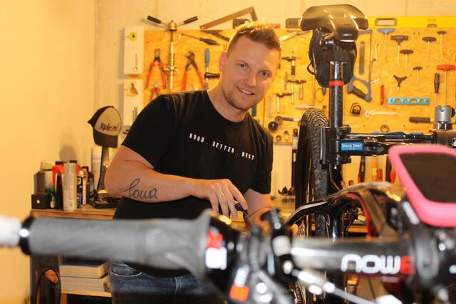 Matthias Blumreich alias "Radl Hias" hat sich vor einigen Jahren mit einer Fahrradwerkstatt selbstständig gemacht.  | Foto: Bernbacher