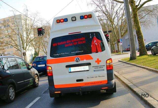 Mit dem Roten Kreuz wurde der Polizist ins UKH gebracht.  | Foto: KK