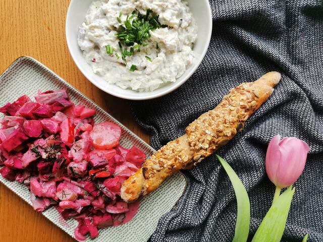 Heringsschmaus mit Heringskäse und buntem Heringssalat | Foto: Katrin Ebetshuber