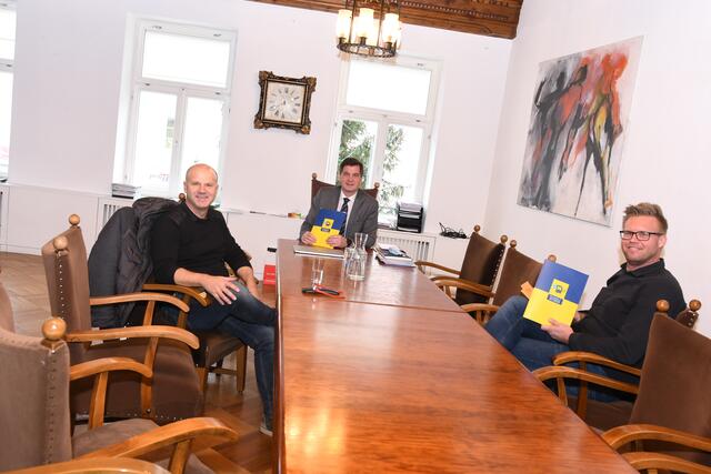Geschäftsführer der EGW Gmbh Johannes Kühhas, Bürgermeister Werner Krammer und Leiter der Abteilung Liegenschaften Matthias Pialek (v.l.). | Foto: Magistrat