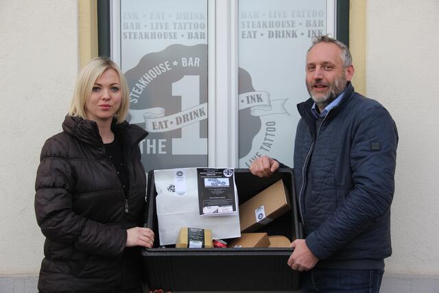 Ernst Motschilnig und Zuzana Wallenta setzen derzeit auf Abholservice und Hauszustellung | Foto: Peter Pugganig
