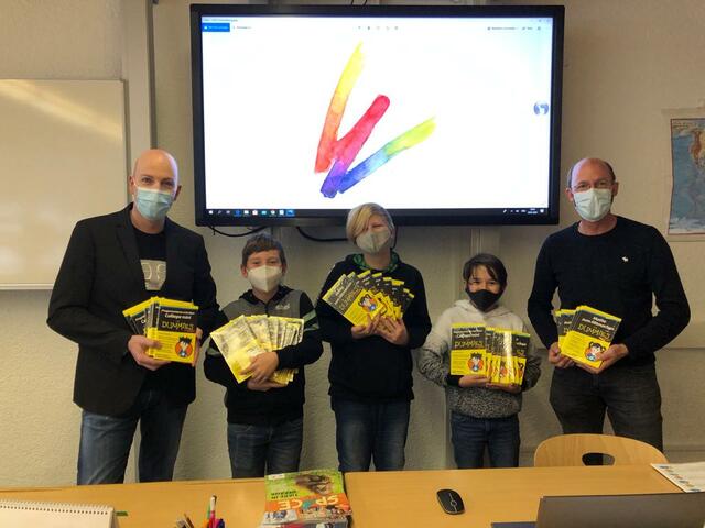 V.l.: Direktor Christoph Slibar, Manuel Majewski, Daniel Hellmyar, Simon Bissinger (alle Klasse 2B) und Physiklehrer Andreas Bellony. | Foto: MS Telfs