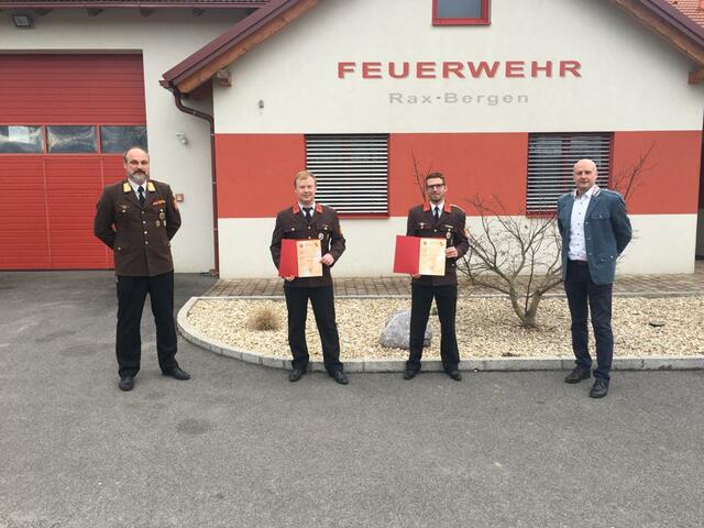 Rax-Bergen: Bezirksfeuerwehrkommandant Franz Kropf, Kommandant Daniel Grabner, Stellvertreter René Deutsch, Bgm. Reinhard Deutsch.  | Foto: FF Rax-Bergen