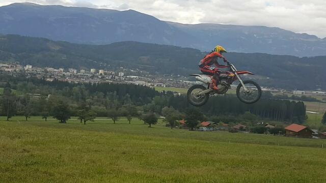 Im Sommer wird auch auf der Motocrossmaschine Kraft getankt.  | Foto: Hoffmann/KK