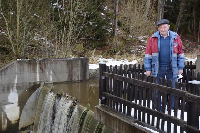 Herr Otto Pichler ist stolz auf die von ihm erbaute Wehr direkt neben seinem Haus. | Foto: Denise Mürwald