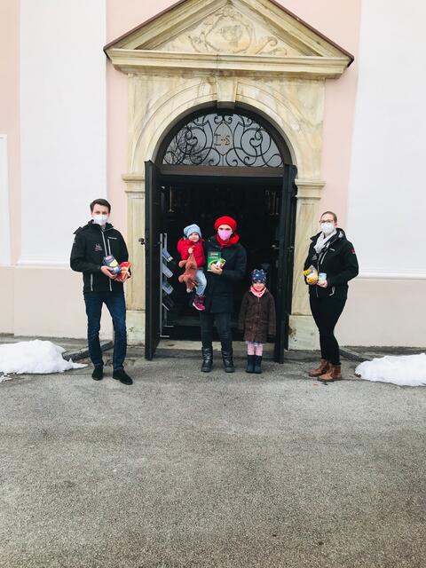 Spendenübergabe einer Ebenthaler Familie bei der Pfarrkirche „Maria Hilf“ | Foto: Privat