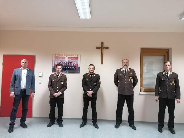 Henndorf: Bürgermeister Reinhard Deutsch, Kommandant Rene Lukitsch, Stellvertreter Kevin Weber, Bezirkfeuerwehrkommandant Franz Kropf, Michael Janosch.  | Foto: FF Henndorf