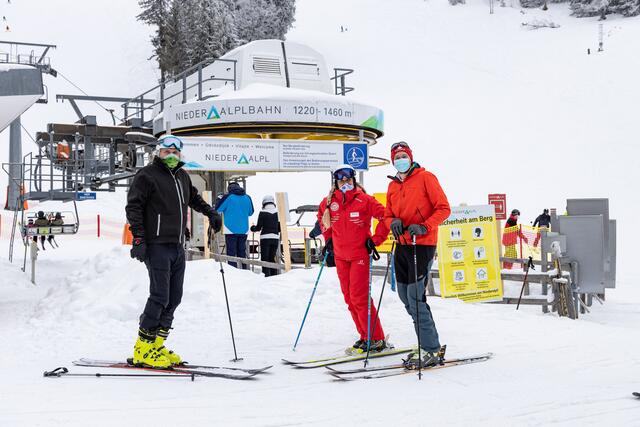 Ein Skinachmittag am Niederalpl: Haubenkoch Thomas Schäffer, Niederalpl-Urgestein Marion Trska und WOCHE-Redakteur Markus Hackl (v. r. n. l.). | Foto: Martin Meieregger