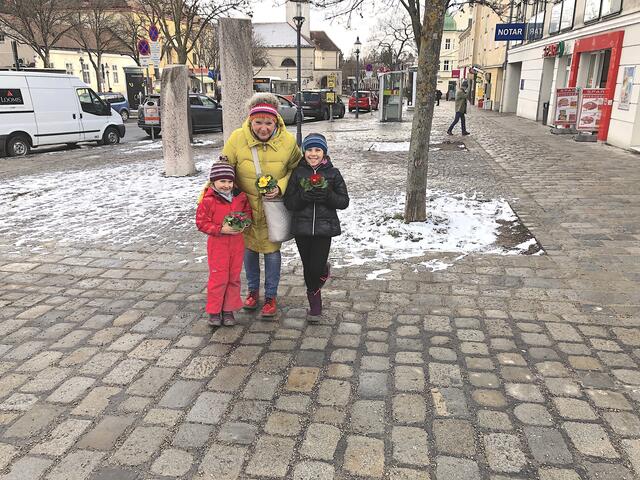 Helga Schmidtschläger freut sich gemeinsam mit ihren Enkeln Lea (l.) und Pia auf die Wiedereröffnung der Geschäfte. | Foto: Berger