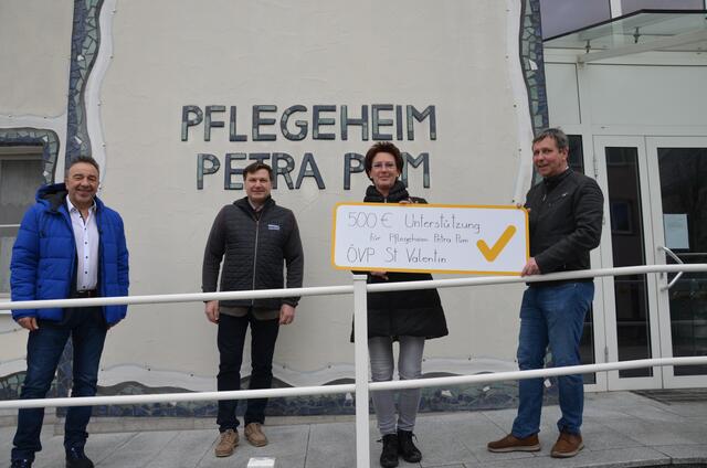 Gemeinderat Karl Tröbinger (l.), Stadrat Andreas Pum und ÖVP-Stadtparteiobmann Michael Purkarthofer (r.) überreichten Petra Pum, Leiterin des gleichnamigen Pflegeheims, eine Spende von 500 Euro.

 | Foto: ÖVP St. Valentin