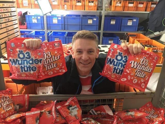 Ö3-Moderator Andi Knoll mit Wundertüten - die MS Egger-Lienz sammelte für die Aktion 474 alte Handys. | Foto: Ö3