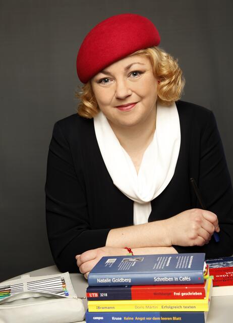 Die Grazer Schreibtrainerin Christina Hollosi-Boiger coacht Studierende im Prozess des Abschlussarbeit-Verfassens und bildet österreichweit Hochschullehrende im wissenschaftlichen Schreiben weiter.  | Foto: Sissi Furgler 