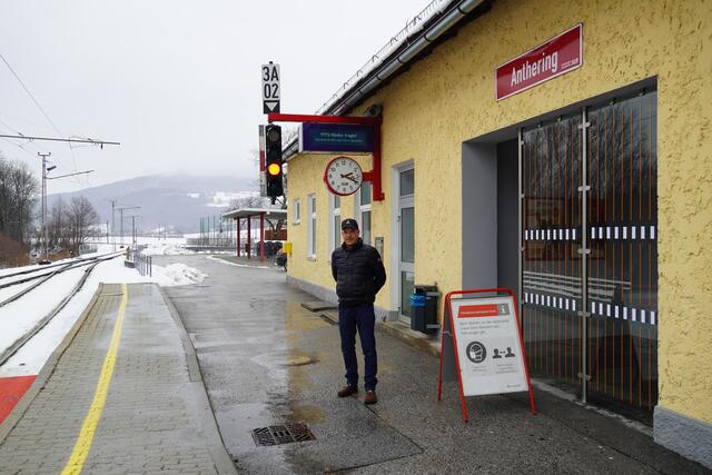 Werner Mistlberger, Gemeinderat in Anthering (SPÖ) möchte im Zuge des zweigleisigen Ausbaus die Lokalbahn näher an die Siedlungen heranbringen.