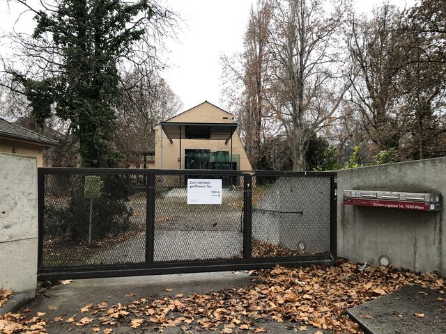 Seit Jahren ist das Tor zum Ambrosi-Areal geschlossen. Geht es nach den Leopoldstädtern und den Bezirkspolitikern, soll sich das so schnell wie möglich ändern. | Foto: Kathrin Klemm