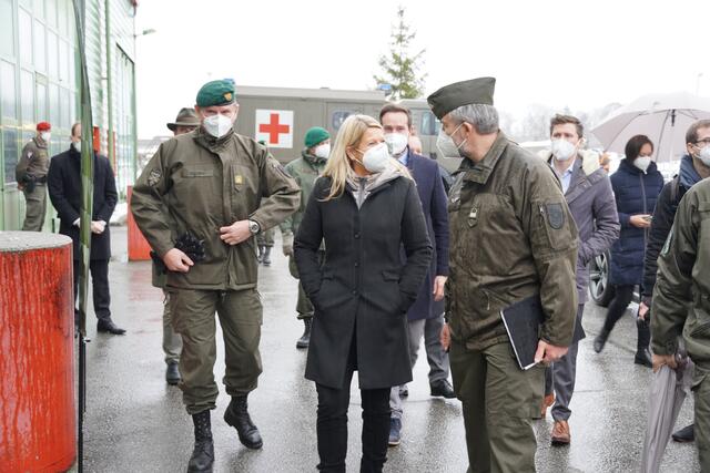 In der Schwarzenbergkaserne zeigten die Pioniere Ministerin Tanner ihren Einsatz mit technischen Geräten bei Bedrohungen und Katastrophen. | Foto: Bettina Buchbauer