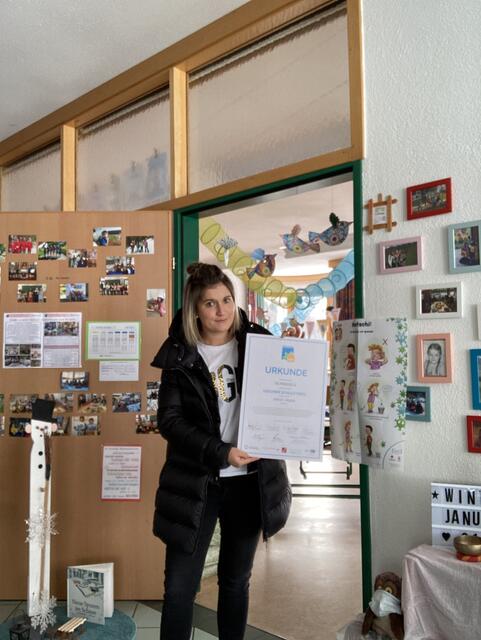 Stolze Preisträger in der Volksschule Fendels: Eva Wachter mit der Urkunde zur "Gesunden Schule". | Foto: Eva Wachter
