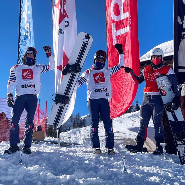 Snowboardcrosser Sebastian Jud (re.) freut sich über zwei dritte Plätze hinter seinen französischen Kollegen.   | Foto: Jud