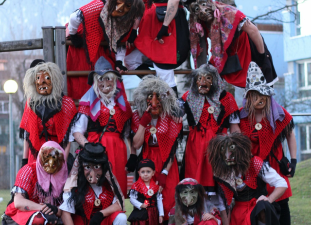 Die Innsbrucker Hexen in ihren rot-schwarzen Dirndln | Foto: Innsbrucker Hexen