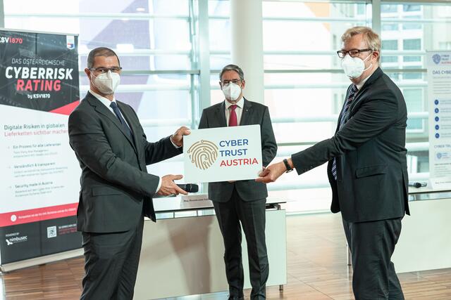 Übergabe des Gütesiegels an Oliver Albl, Fabasoft (links), Erwin Hameseder, Präsident KSÖ  (mitte), Thomas Stubbings, Cyber Trust Austria (rechts). | Foto: Alexander Felten