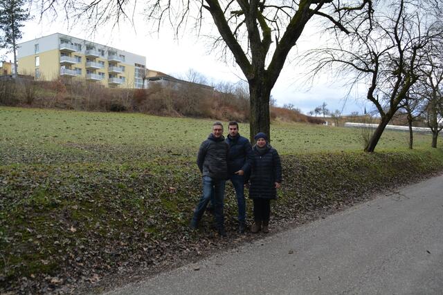 Manfred, Stefan und Isabella Gabriel zeigen den Ort, an dem das Heizwerk gebaut werden sollte. Der Plan ist nun vom Tisch. | Foto: Leitsberger