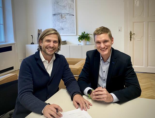 Die Geschäftsführer Martin Hartl, und Andreas Rosensteiner (v. l.). bei der Unterzeichnung des Kaufvertrages für das neue Grundstück. | Foto: Hartl Metall