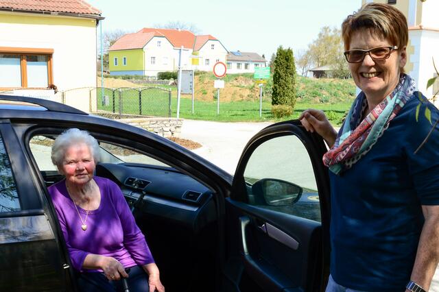 Maria Knaim (l.) und Christa Engel (r.) bei einer Fahrt zum Arzt. | Foto: Archiv