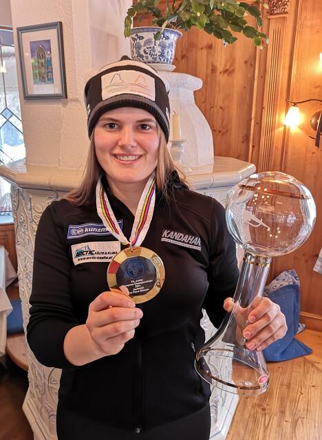 Die aus Ried im Oberinntal stammende Lisa Walch präsentiert stolz ihre Trophäen.  | Foto: Gerhard Pilz