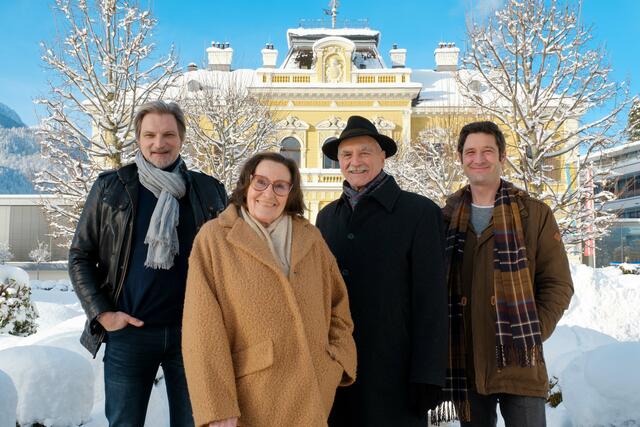 Stefan Jürgens, Hertha Schell, Bernd Birkhahn und Andreas Kiendl bim SOKO Donau-Filmdreh in Bad Ischl. | Foto: Satel Film/Petro Domenigg