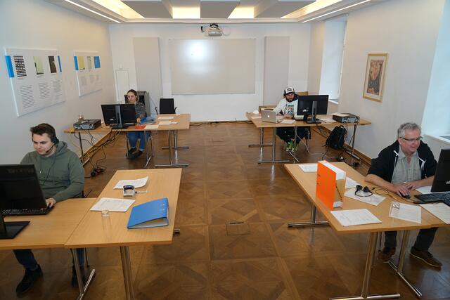 Die Mitarbeiter des eigens eingerichteten Callcenters nehmen in Weiz die Covid-19-Impfanmeldung entgegen. | Foto: Stadtgemeinde Weiz