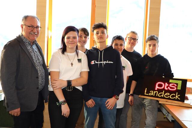 Schulleiter Nikolaus Fink mit der Fachgruppe Elektro beim Tag der offenen Tür 2020. | Foto: Siegele