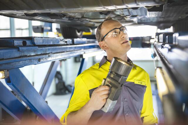 An den Stützpunkten wird das Fahrwerk überprüft.  | Foto: Severin Wurnig