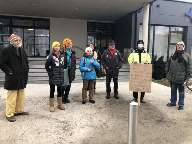 Mehrere Redner stellten sich bei der Kundgebung in Jennersdorf hinter der suspendierten Amtsärztin Alexandra Koller.  | Foto: Elisabeth Kloiber