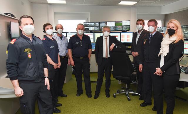 Bürgermeister Klaus Luger und Sicherheitsreferent Michael Raml besuchten gemeinsam mit Magistratsdirektorin Ulrike Huemer im Beisein von Branddirektor Christian Puchner die Anlage in der Hauptfeuerwache an der Wiener Straße. | Foto: Stadt Linz