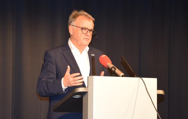 „Alle Geschenke, die mir als Landeshauptmann zu meinen Geburtstagen zugesandt wurden, gingen 1:1 in einen Sozialfonds“, so Ex-LH Hans Niessl in einer Aussendung. | Foto: SPÖ
