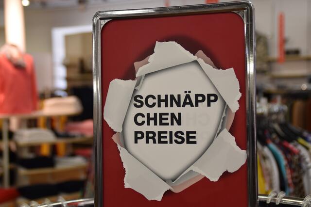 In vielen Handelsbetrieben in Feldkirchen geht die Wiedereröffnung mit Angeboten und Abverkauf einher.  | Foto: RMK