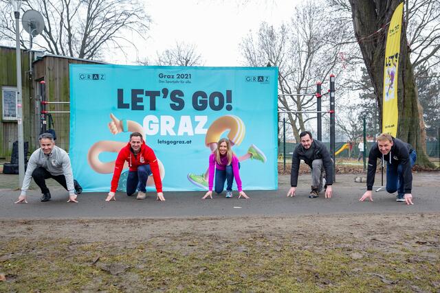 Am Start: Sportstadtrat Kurt Hohensinner mit FPÖ-Klubobmann Armin Sippel, Gemeinderätin Marion Kreiner, StepsApp-Gründer Gunther Marktl und Programmkoordinator Markus Pichler, (v. l.).  | Foto: Stadt Graz/Fischer