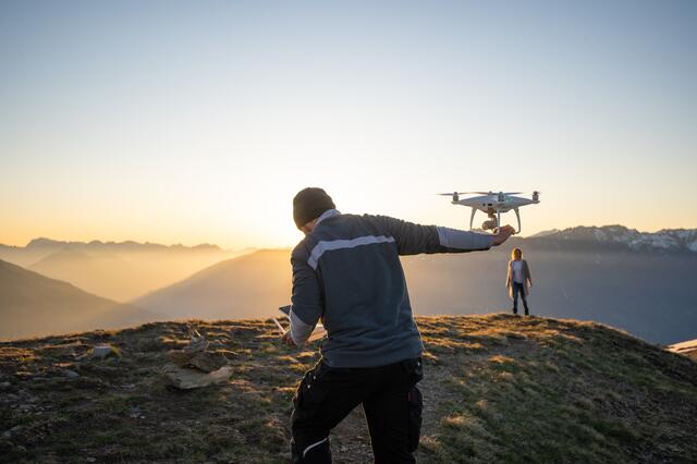 Vom Start mit der Digitalkamera bis jetzt hat sich bei Mattias auch in Sachen Equipment einiges getan. Er investiert immer wieder in neue Geräte, um das Beste aus jeder Szene herauszuholen. | Foto: Fabian Schirgi