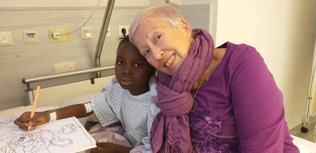 Die kleine Mary wurde letztes Jahr zweimal in Salzburg operiert. Die Wörglerin Elisabeth Cerwenka freut sich über den erfolgreichen Verlauf. | Foto: Privat