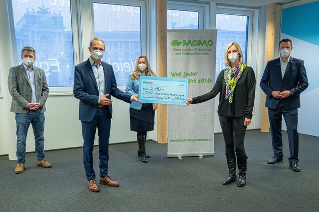 Wolfgang Gerstl (2.v.l.) bei der Scheckübergabe. | Foto: Stefan Barbara