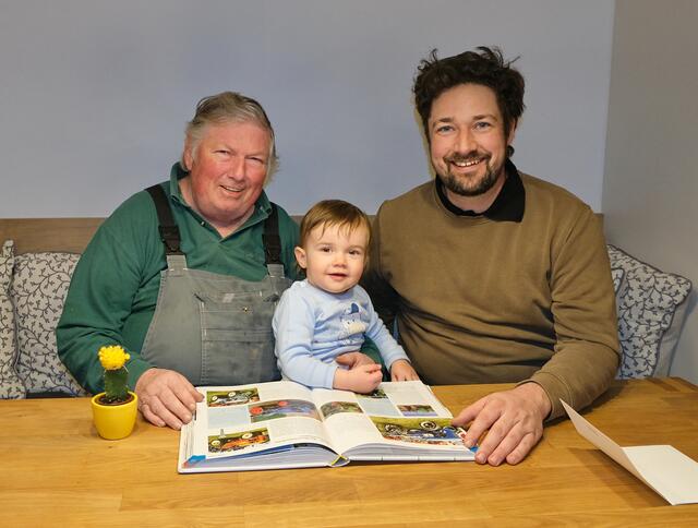 Im Kreise seines Großneffens und Neffens, Hannes II. und Hannes I. feierte der junggebliebene Jubilar seinen 70. Geburtstag. | Foto: Reisinger