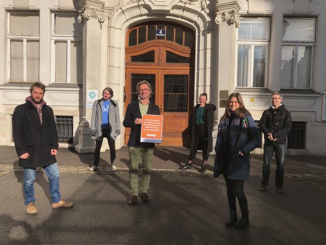 Ulrich Leth von Platz für Wien (links) mit Bezirksvorsteher Martin Fabisch (Mitte) im Gespräch über gegenseitige Unterstützung.