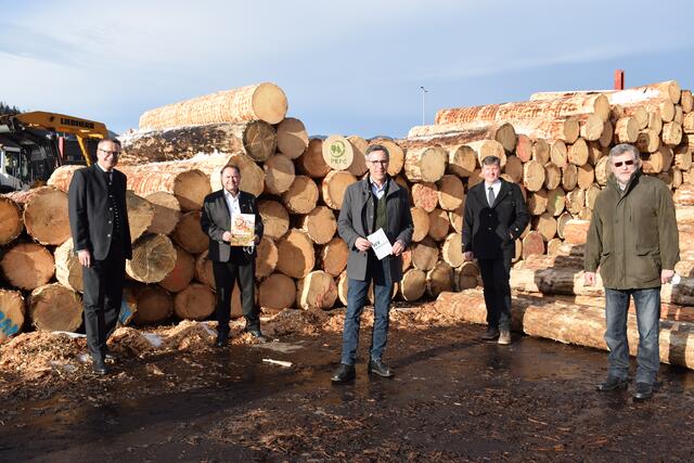 Präsentation zum Waldfonds: Richard Stralz (CEO der Mayr-Melnhof Holz Holding AG), Rudolf Rosenstatter (Waldverband Österreich), Bauernbund-Präsident Georg Strasser, Kammerobmann Andreas Steinegger und Kurt Ramskogler (PEFC) (v.l.). | Foto: Riegler
