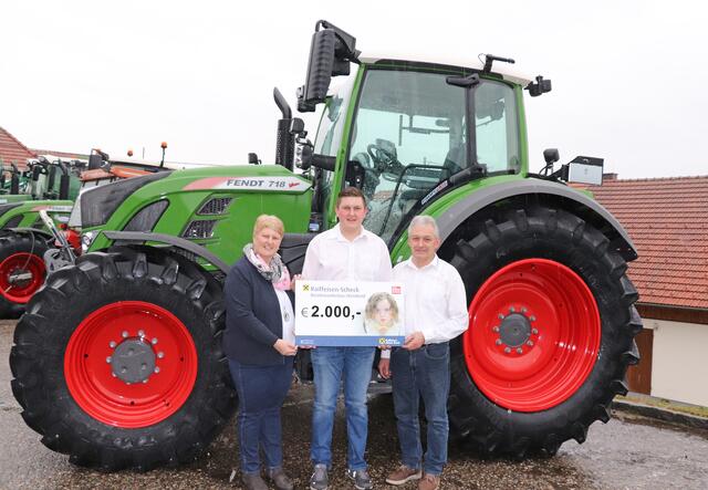 Gerlinde, Florian und Hermann Kasbauer von Kasbauer Landtechnik Metalltechnik in Diersbach überreichten den Spendenscheck über 2.000 Euro. | Foto: BRS/Bachmayer