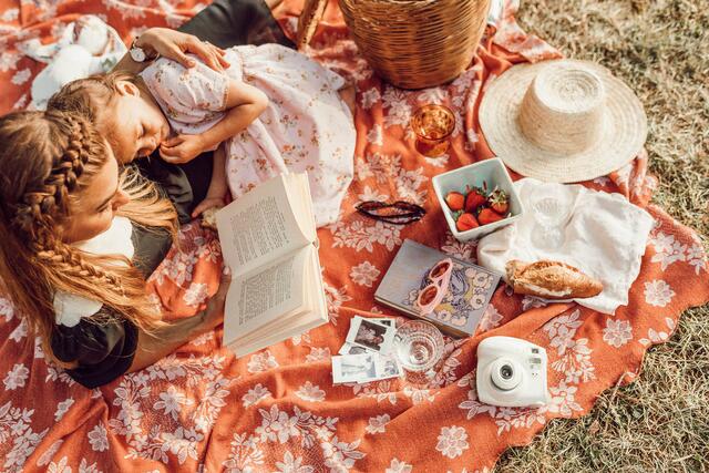 Vorlesen ist ein wichtiger Schritt, um Kindern Büchern schmackhaft zu machen. | Foto: Liana Mikah/Unsplash