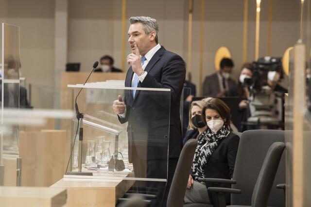  Innenminister Karl Nehammer (ÖVP) muss sich in einer Sondersitzung des Nationalrats am Donnerstag gleich zwei Misstrauensanträgen stellen.  | Foto: © Parlamentsdirektion / Thomas Jantzen