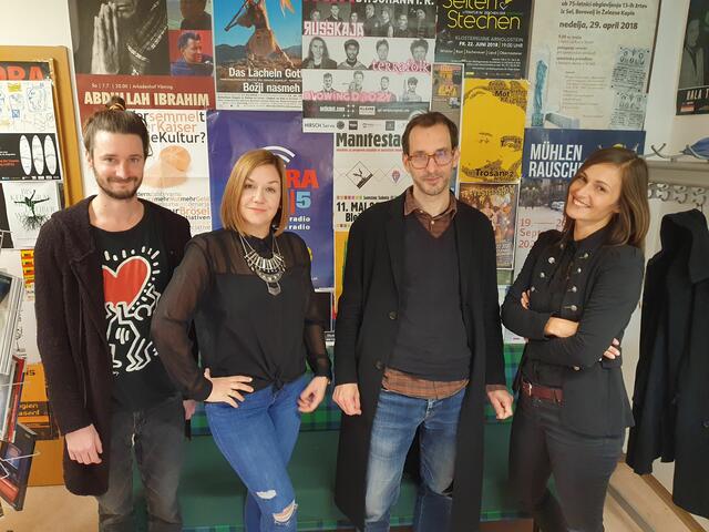 Das Agora Moderator-Team Dorian Krištof, Asja Boja, Tomaž Verdev und Sara Pan (v.l.n.r.)  freut sich auf weitere zehn Jahre Sendebetrieb. 
 | Foto: Agora/Eherer